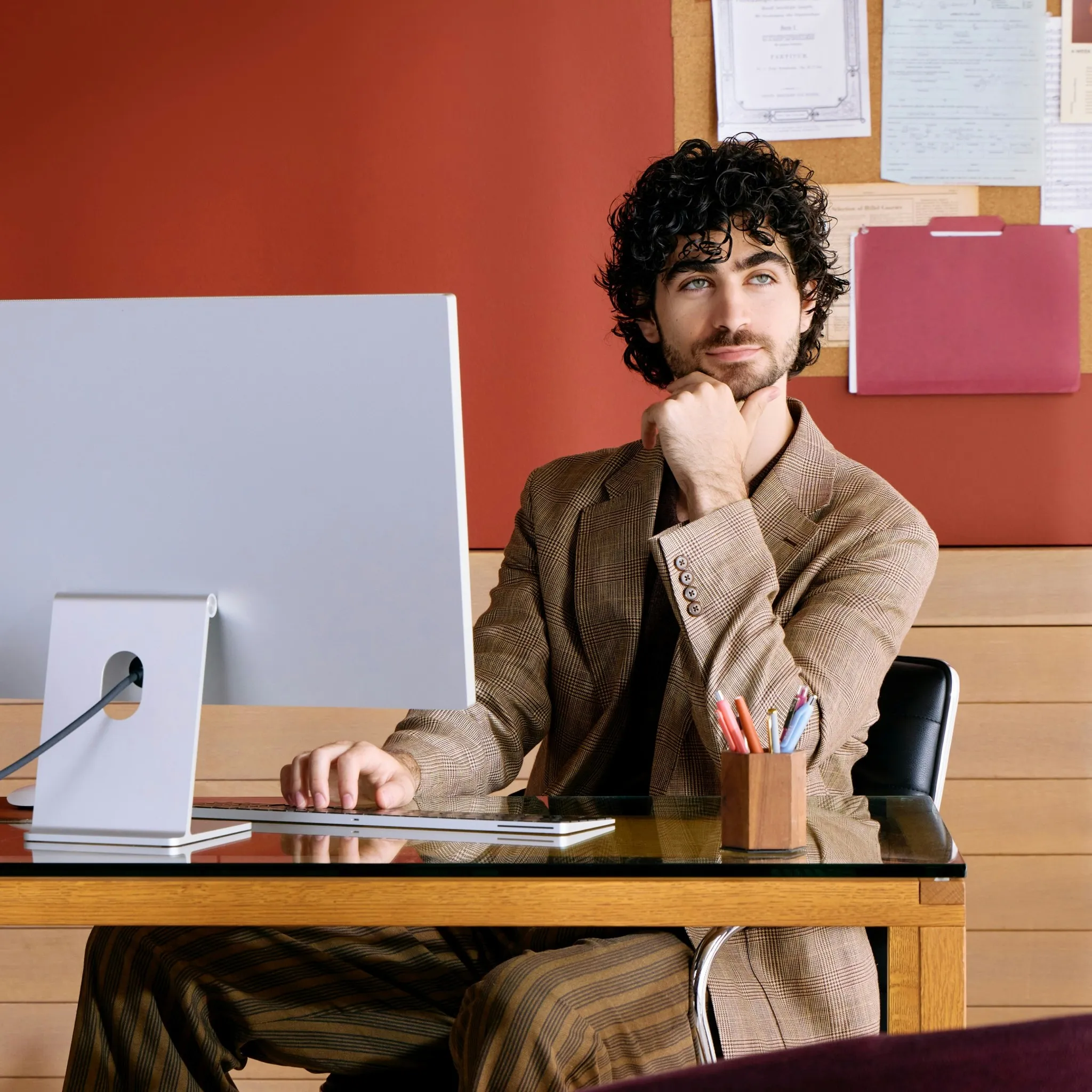 Man achter een bureau met computer