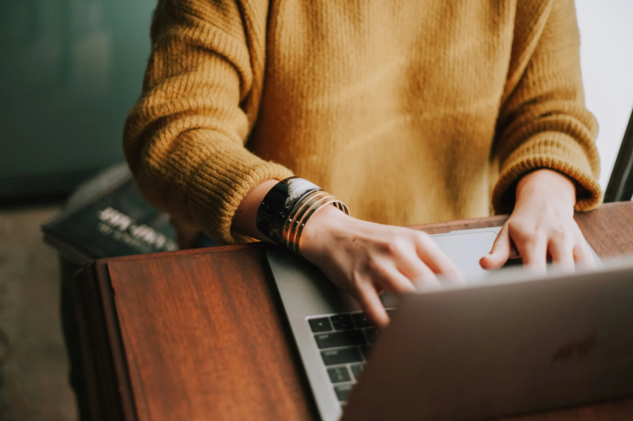 Persoon werkt op een laptop