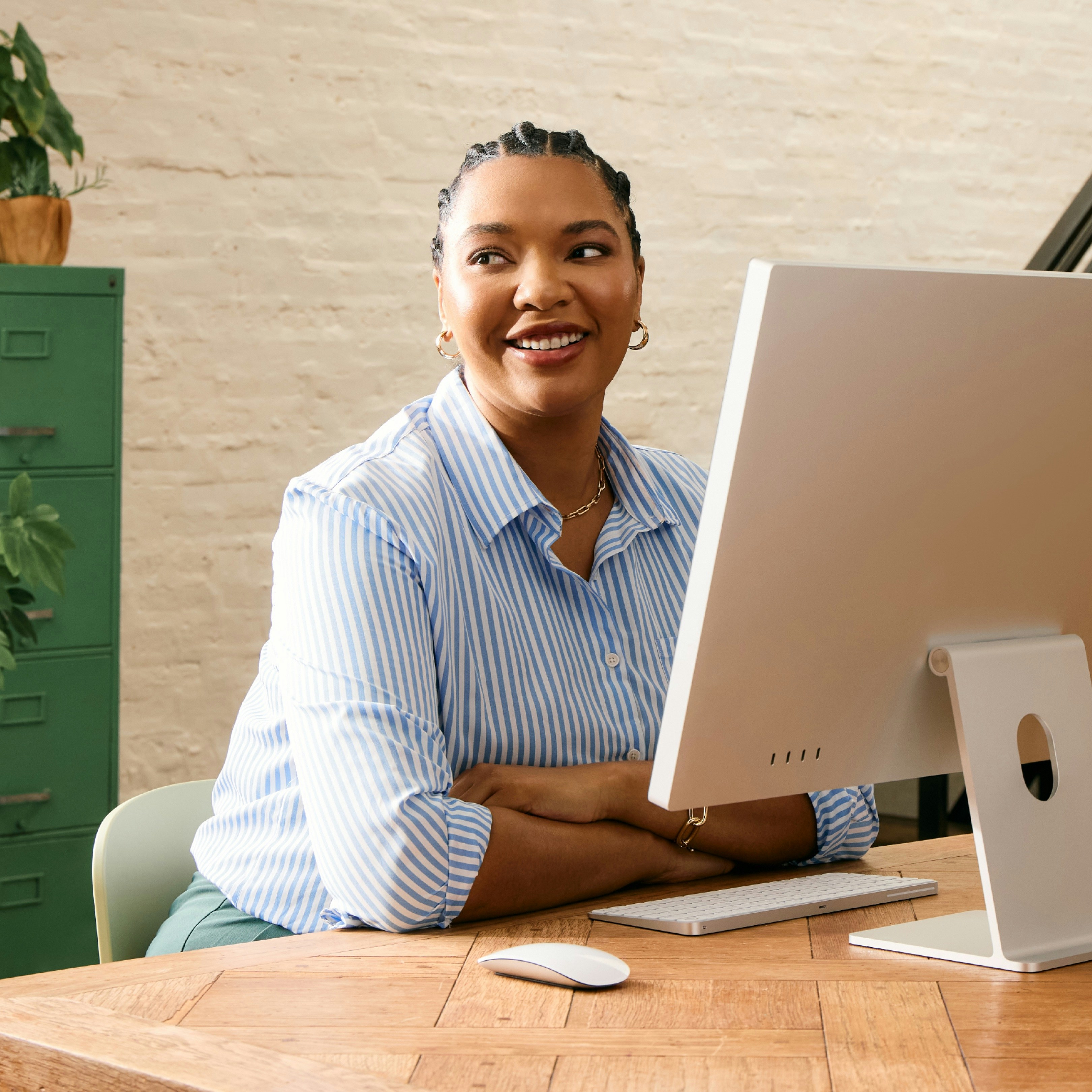 Lachende vrouw achter een computer